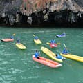 Les guides se préparent à vous emmener sur les kayaks de mer