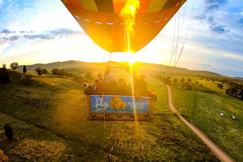マジー：日の出の熱気球フライト(即日発券)