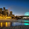 Hafenfront von Seattle bei Nacht