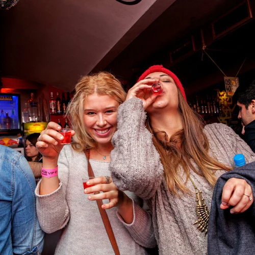 Praga: Excursão ao Pub Crawl com bebidas + entrada para Karlovy Lazne - Photo 4