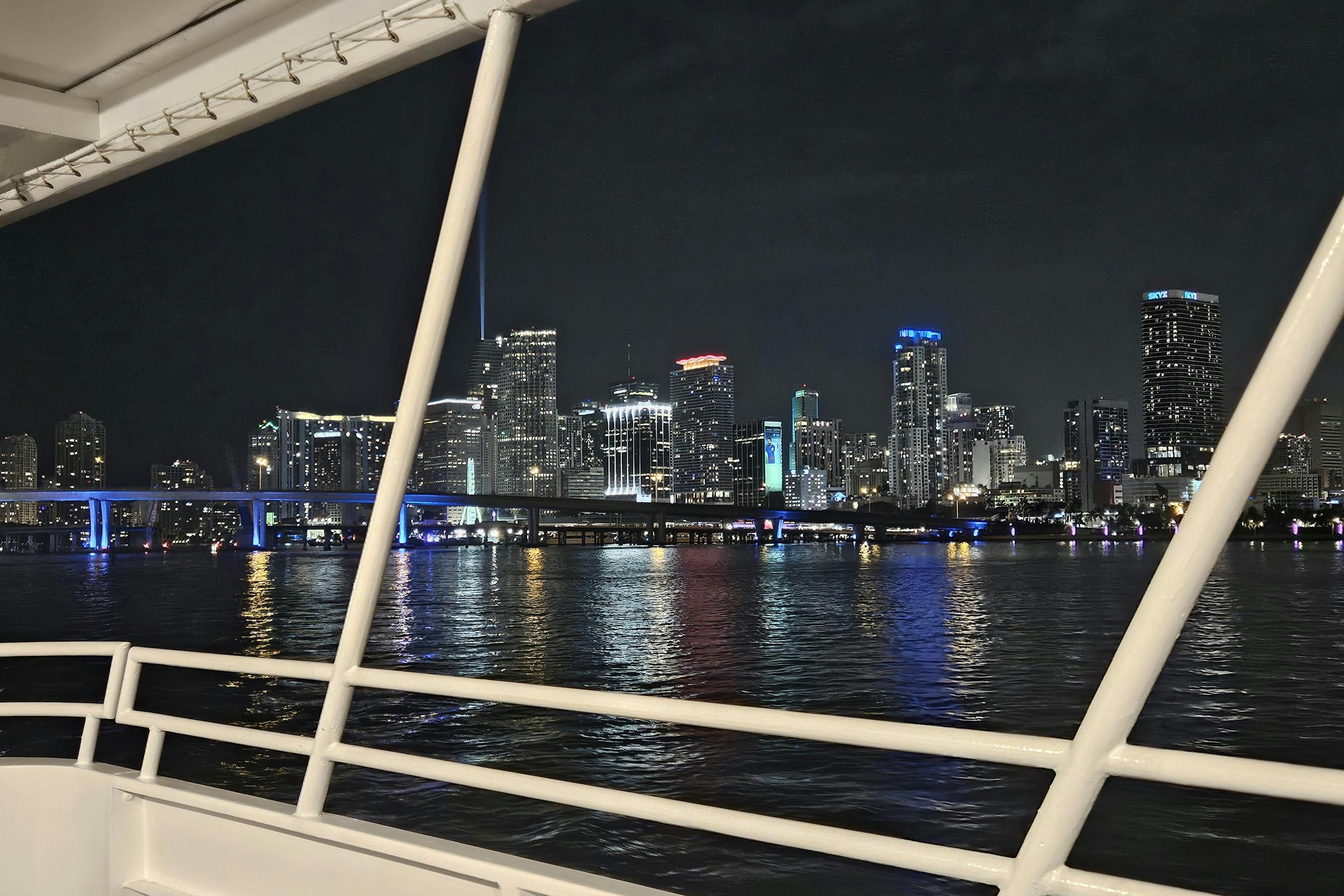 Nyd den uovertrufne udsigt over Miamis skyline om aftenen