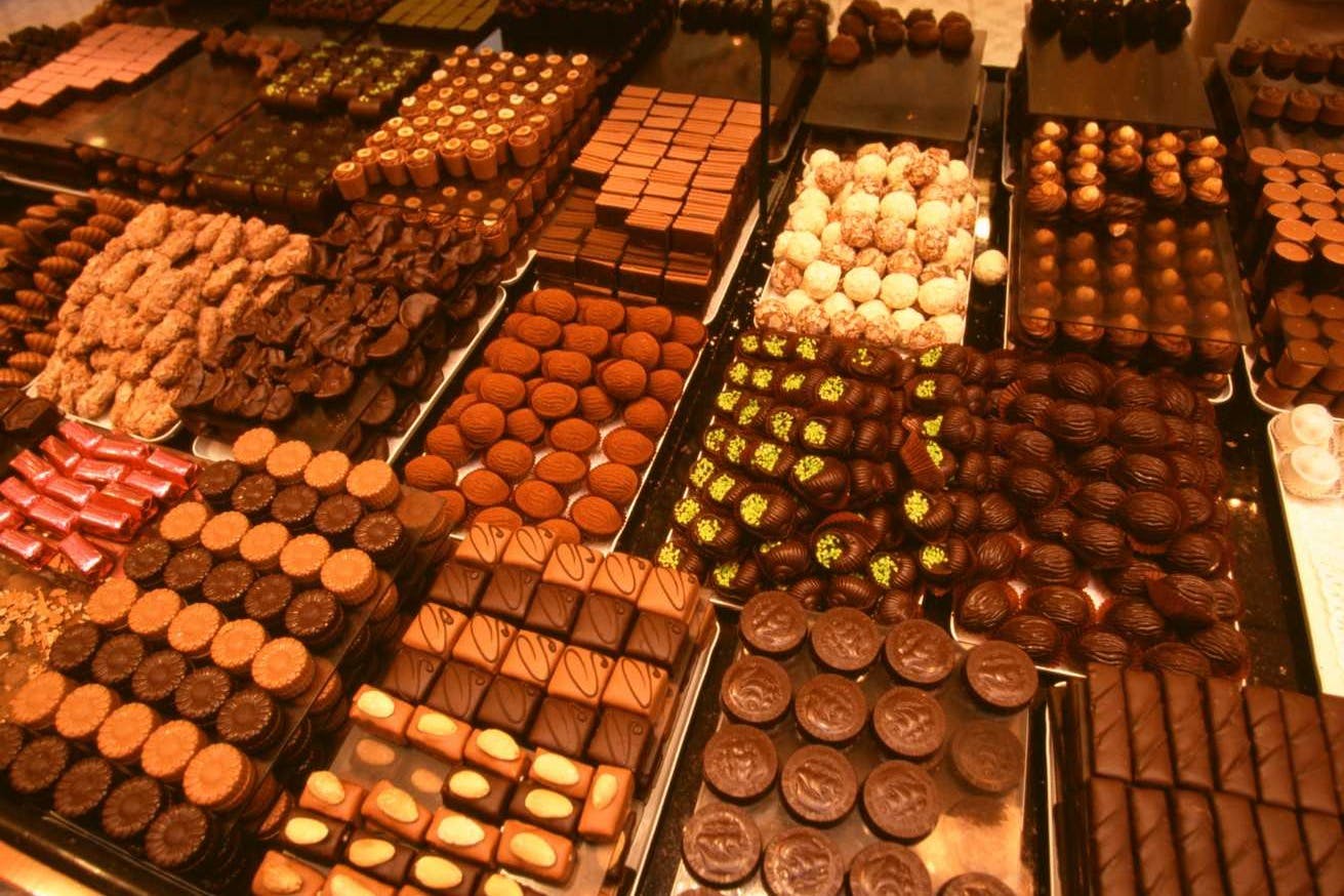 在托盘中摆放各种巧克力和松露，具有各种形状、颜色和装饰。
