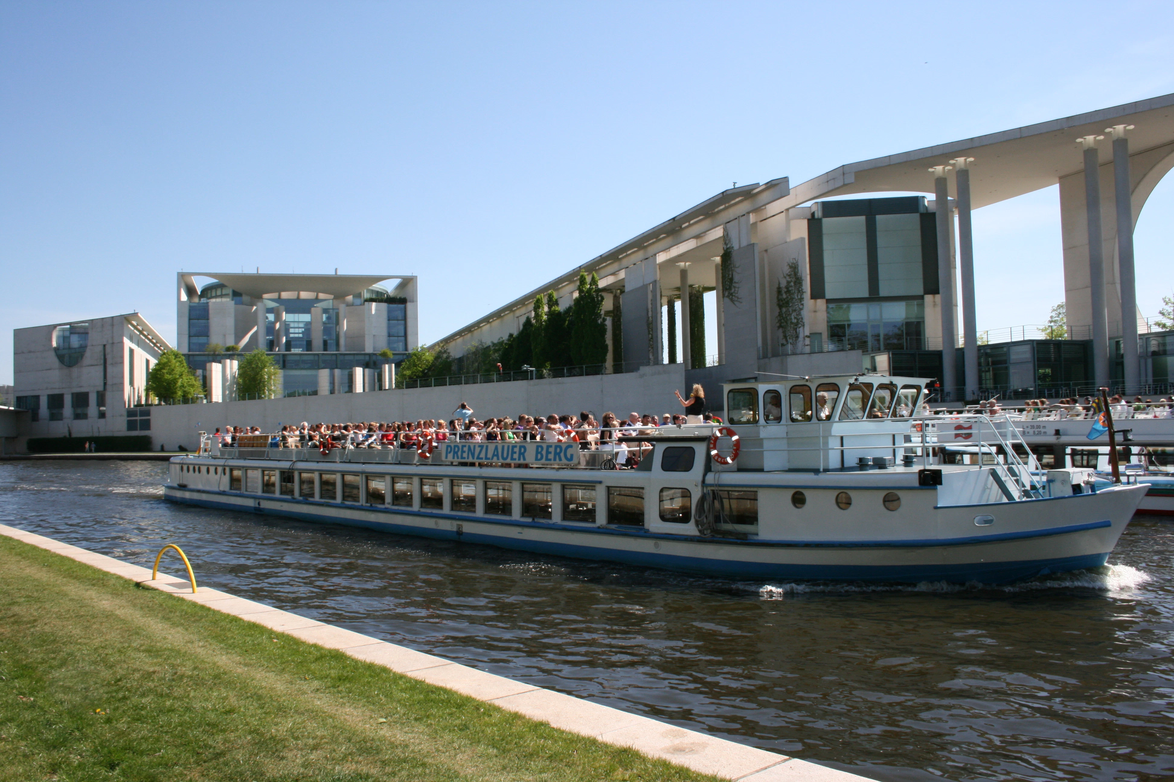 Berlin: 1-Hr Historical Sightseeing Cruise from Old Stock Exchange