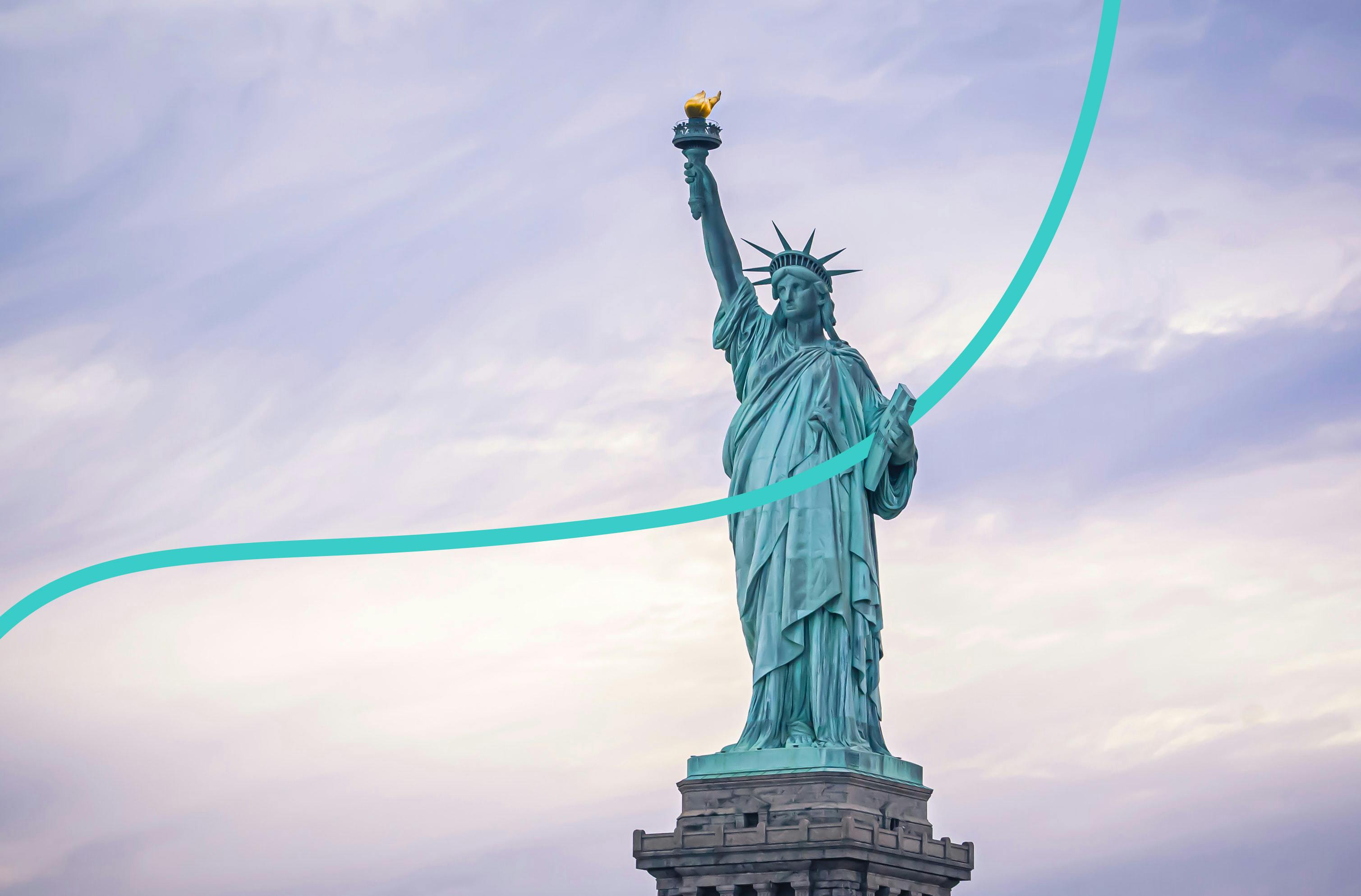 Statue de la Liberté sur fond de ciel nuageux avec une ligne courbe bleu clair traversant l'image en diagonale.