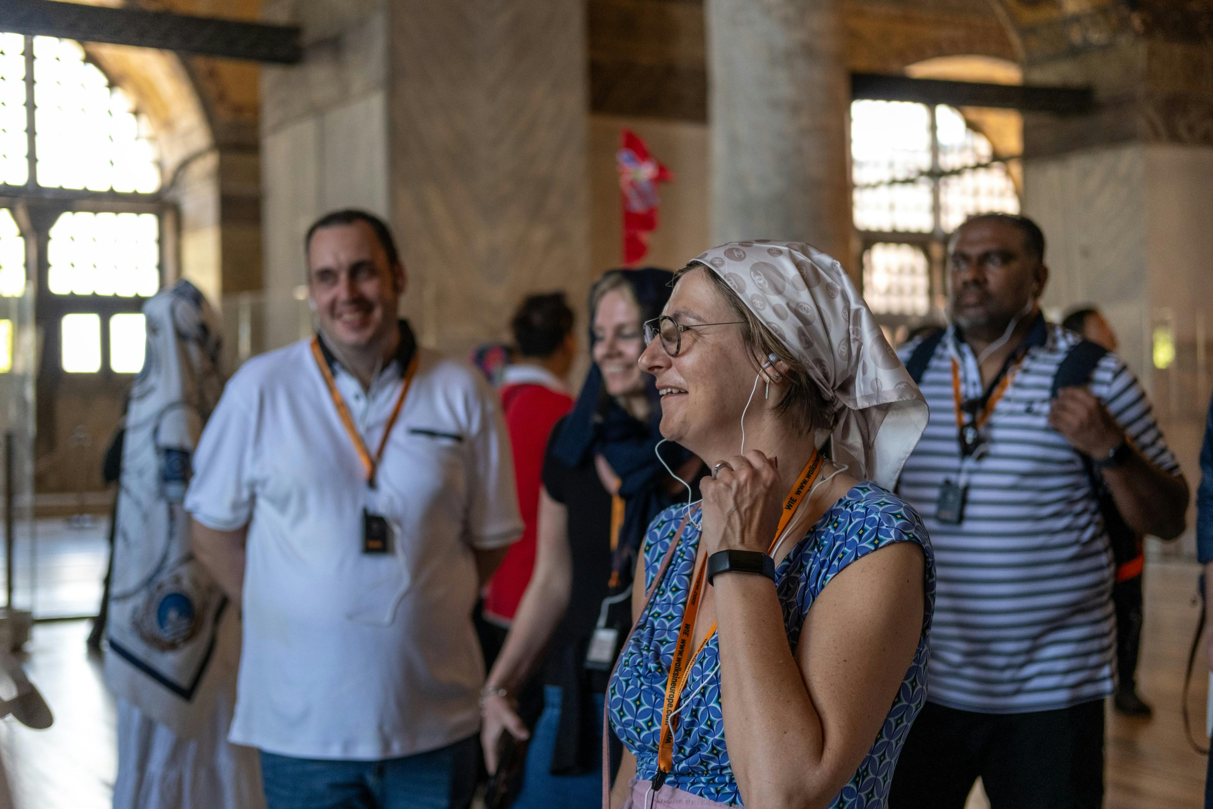 Μικρές ομάδες μέσα στην Αγία Σοφία