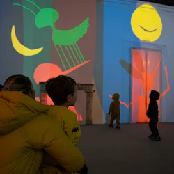 Sala con riproduzioni alle pareti di Pinocchio nelle versioniillustrate dai più celebri artisti.