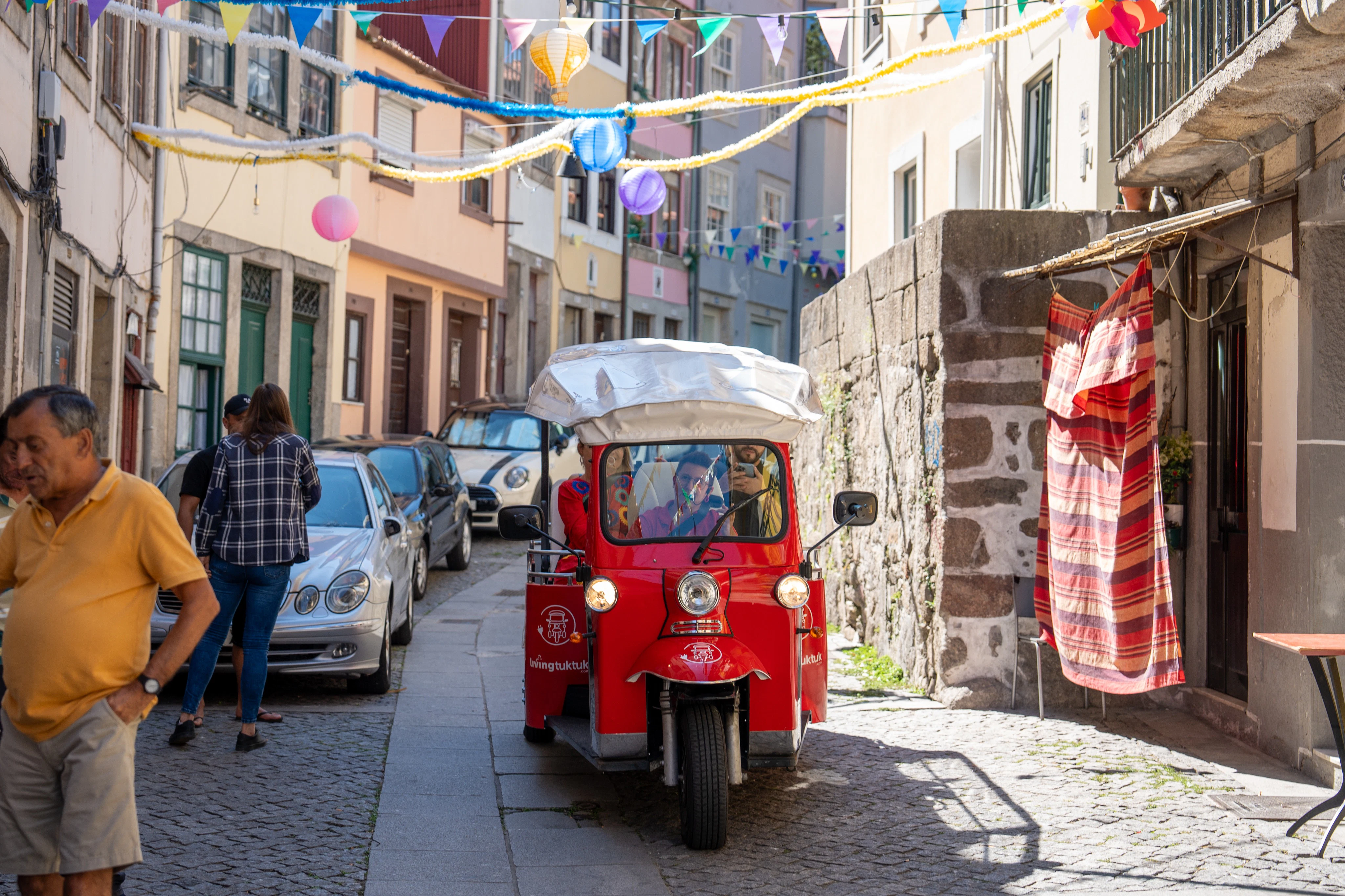Porto: Guided Tuk Tuk City Tour + Visit to Port Wine Cellar with Tastings