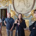 Guia com convidados no Palácio de Versailles