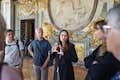 Führer mit Gästen im Schloss von Versailles