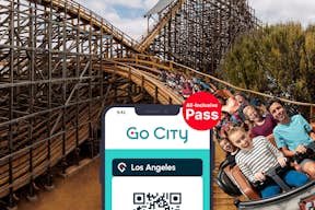 Los Angeles All-Inclusive Pass od Go City zobrazený na chytrém telefonu s jízdou na horské dráze v pozadí