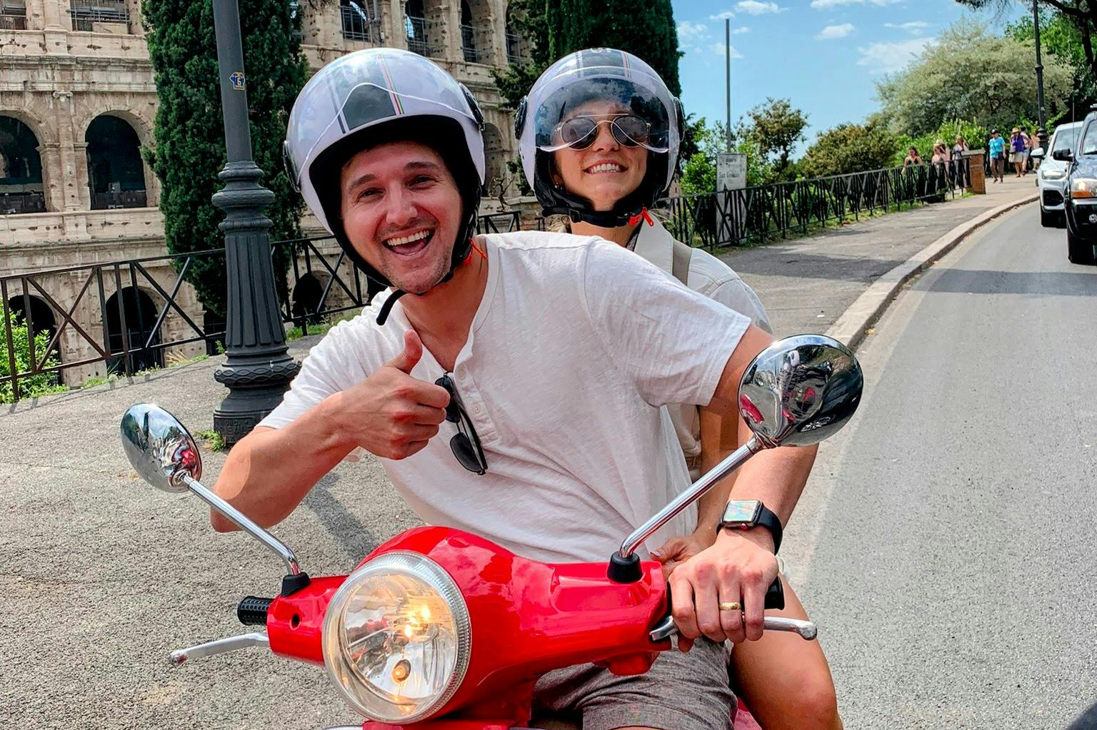Colosseum är det första stoppet på vår Vespa-tur.