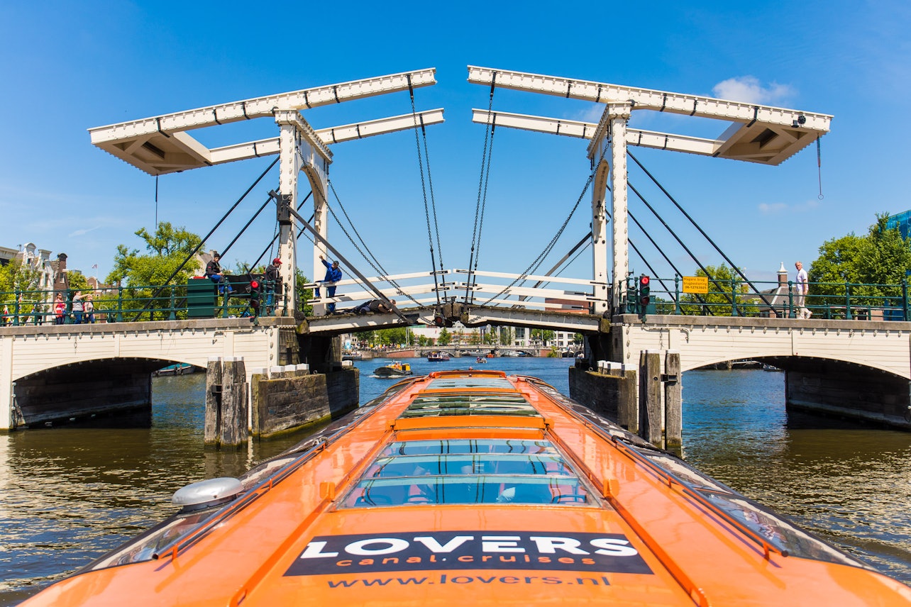 Amsterdam: Crucero Lovers por los canales desde la Estación central - Alojamientos en Amsterdam