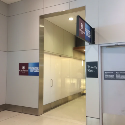 Plaza Premium Lounge no Toronto Pearson International Airport - Photo 2