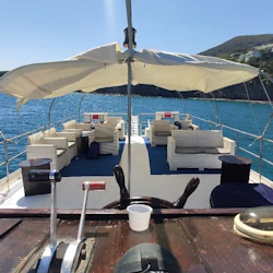 Upper deck