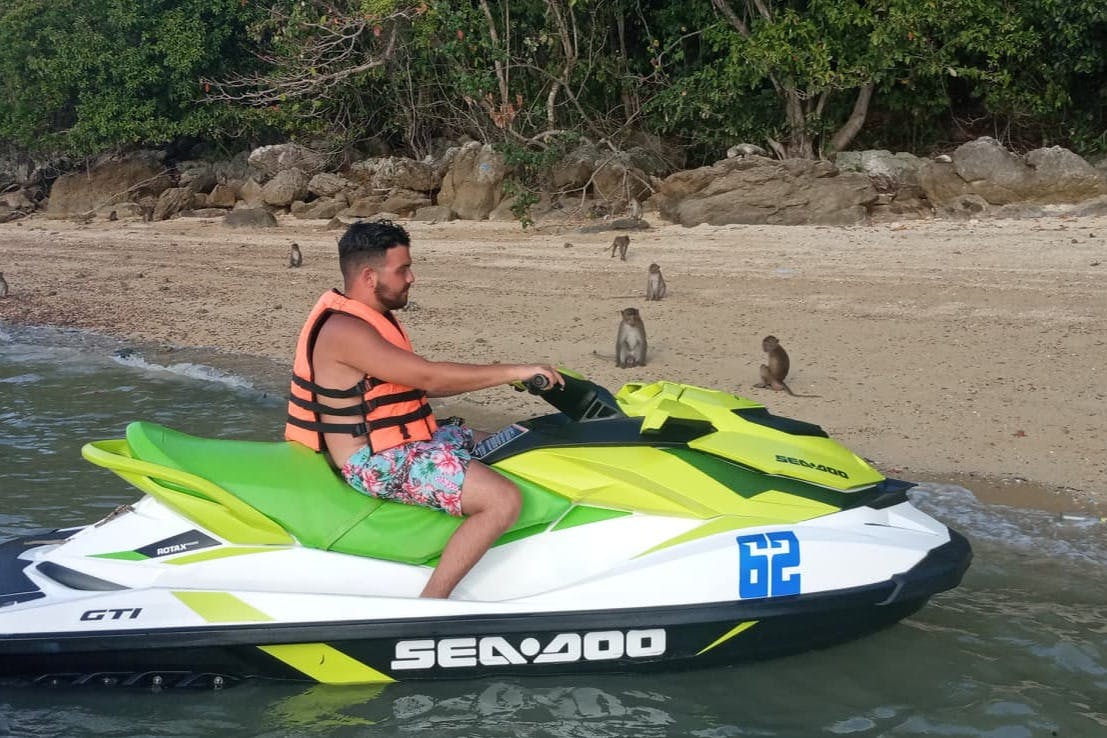 Παρατηρήστε παιχνιδιάρικες μαϊμούδες στο Νησί των Πιθήκων, προσθέτοντας μια διασκεδαστική πινελιά στην περιπέτεια.