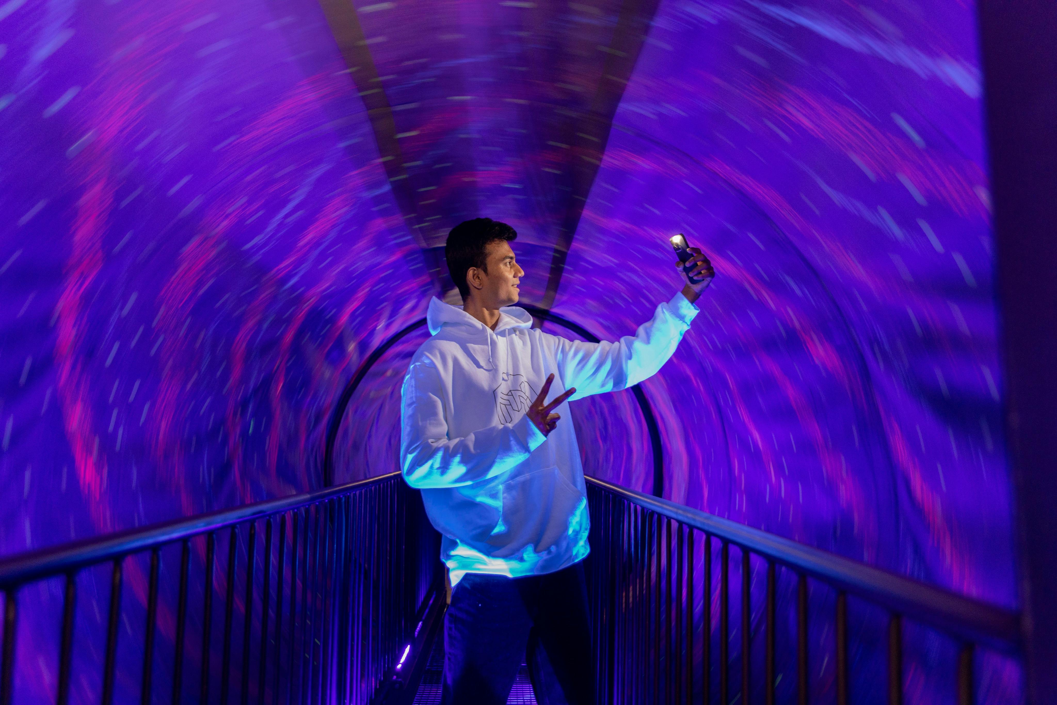 Afbeelding van bezoeker in het Museum of Illusions Toronto