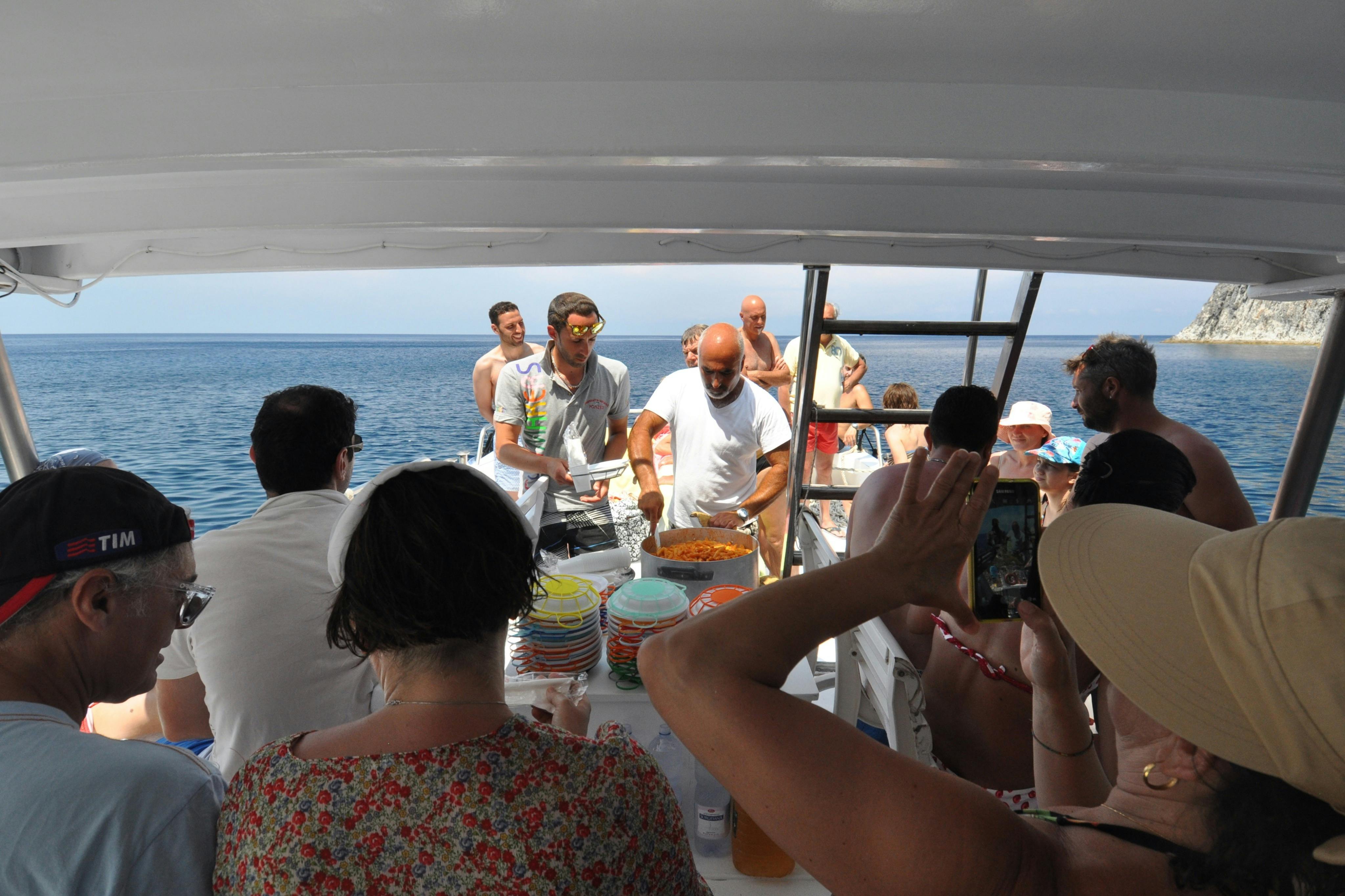 Isola di Ponza: Gita di un giorno da Anzio + crociera in barca + pranzo — 7