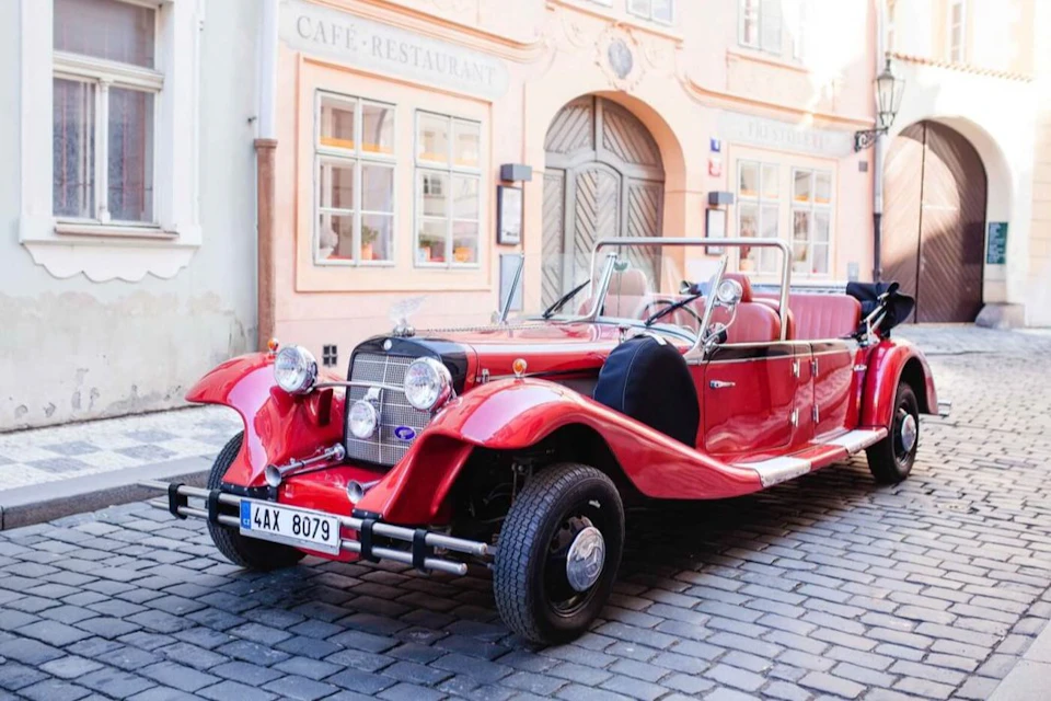 Vintage Car Tour to Karlštejn Castle