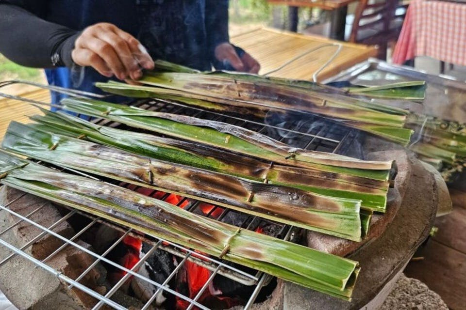 Αυτό το παραδοσιακό ταϊλανδέζικο επιδόρπιο παρασκευάζεται από αλεύρι καρύδας και ρυζιού, συχνά τυλιγμένο σε φύλλα μπανάνας και στον ατμό.
