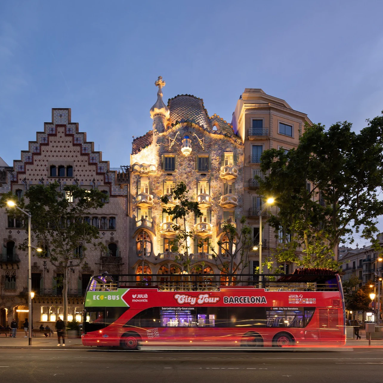 Barcelona: Guided Night Bus Tour