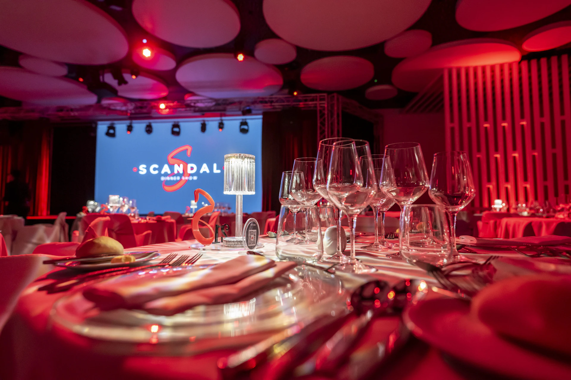 Your table, the place where you will go on this culinary and artistic journey.