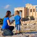 Gasten kijken naar een van de Akropolis monumenten