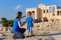 Goście oglądający jeden z zabytków Akropolu
