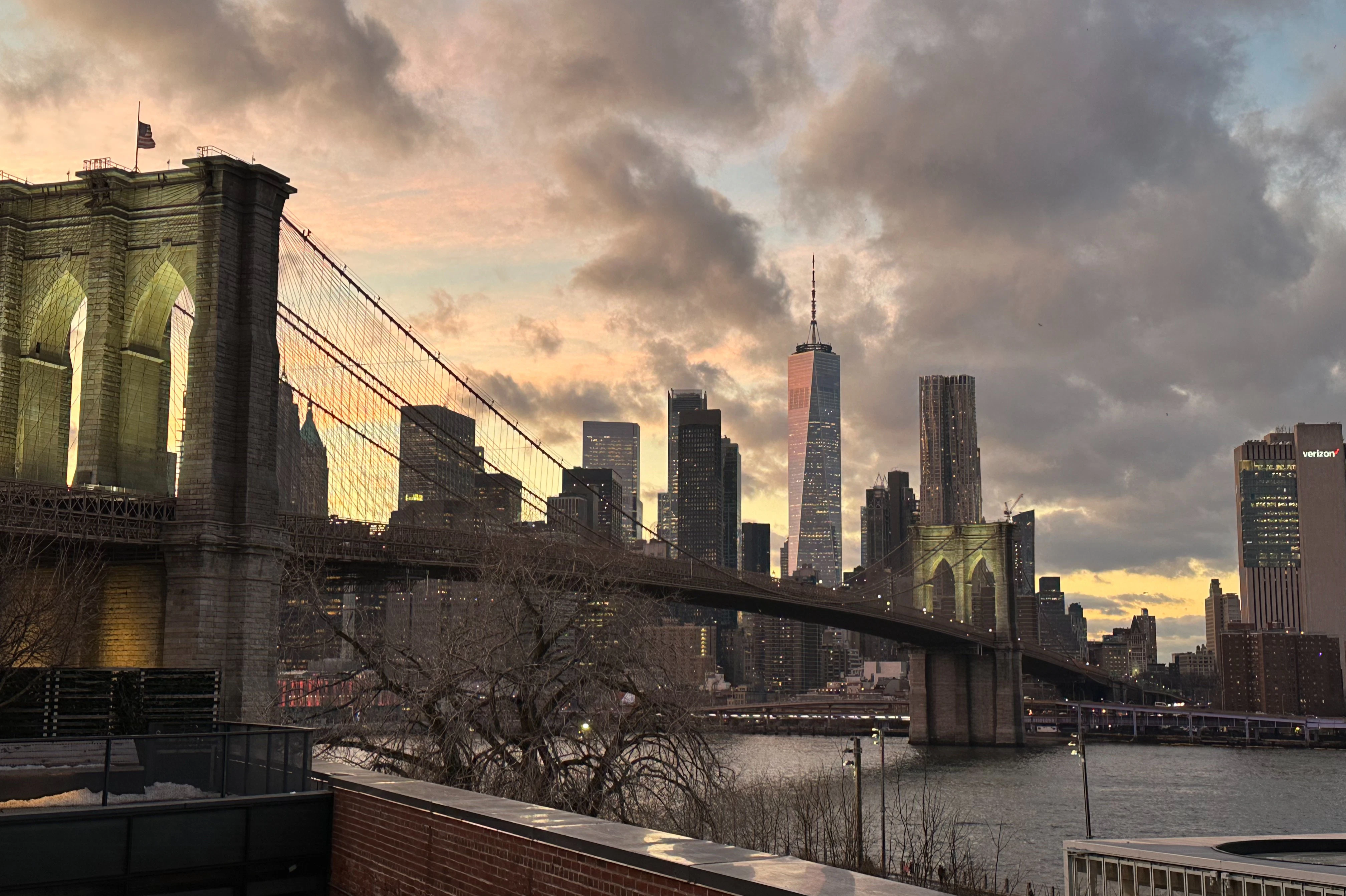 New York: Brooklyn Bridge & DUMBO Guided Walking Tour in Spanish