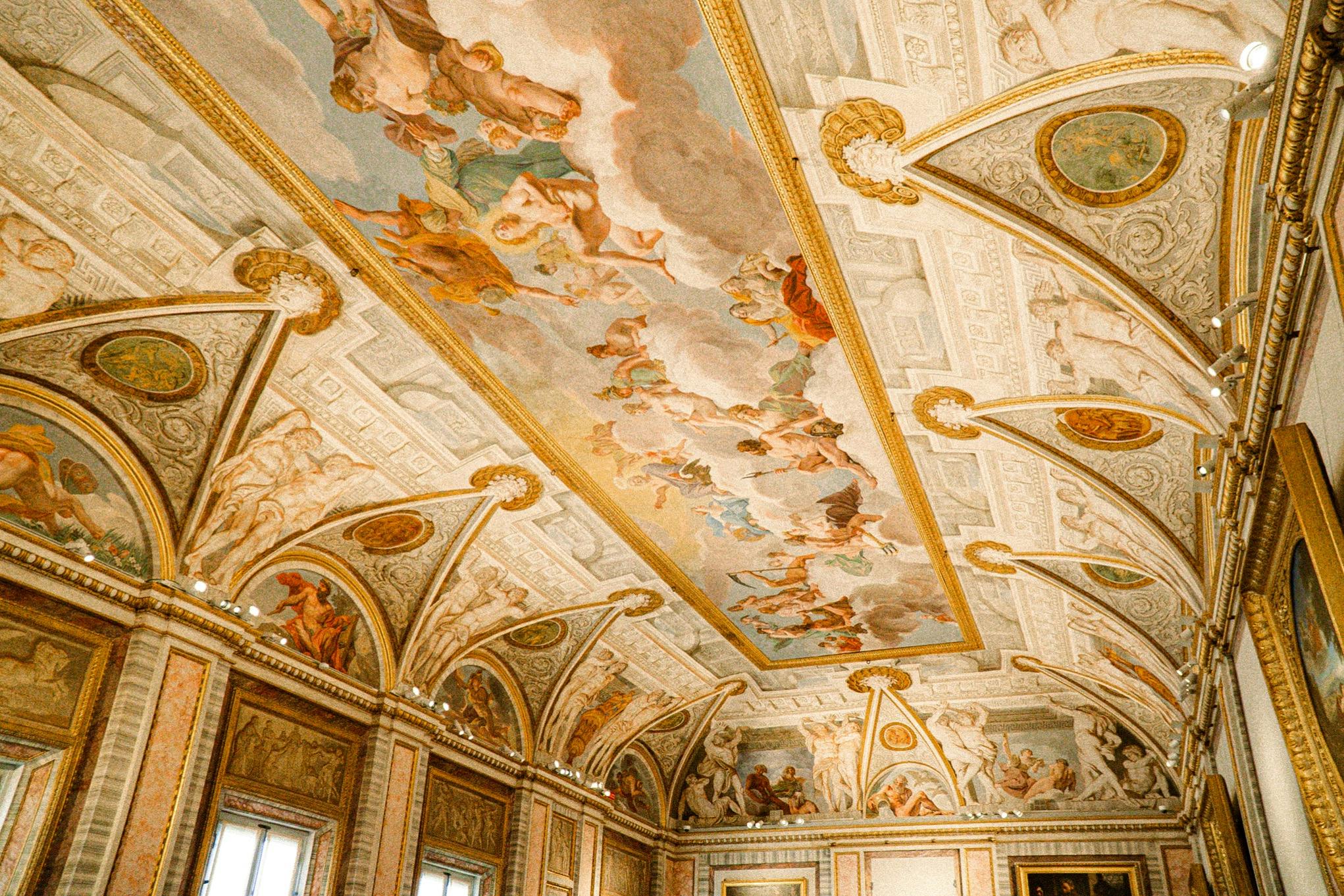 装饰华丽的天花板，细致的神话人物壁画，周围环绕着丰富的建筑细节和金色的装饰。