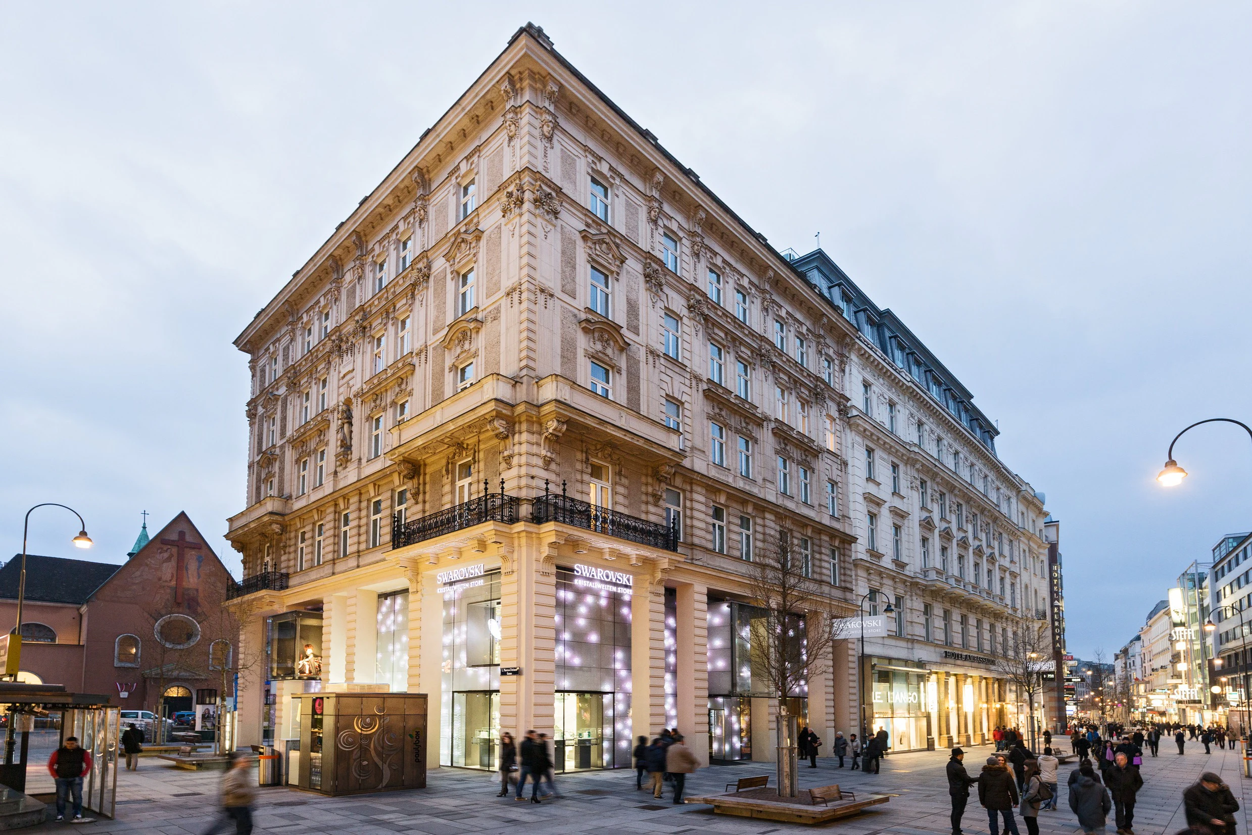 Swarovski Crystal Worlds Shopping Experience Tour with Champagne & Gift