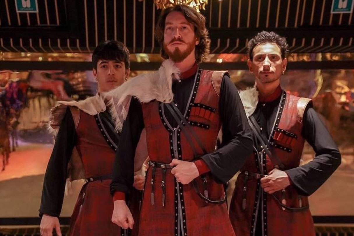 现场音乐表演让您沉浸在神奇的氛围中。