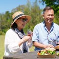 Ein Paar genießt Essen und Wein in O'Reilly's Vineyard