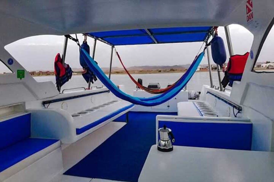 Ο Abu Dabbab είναι μια θαλασσινή αγελάδα dugong.