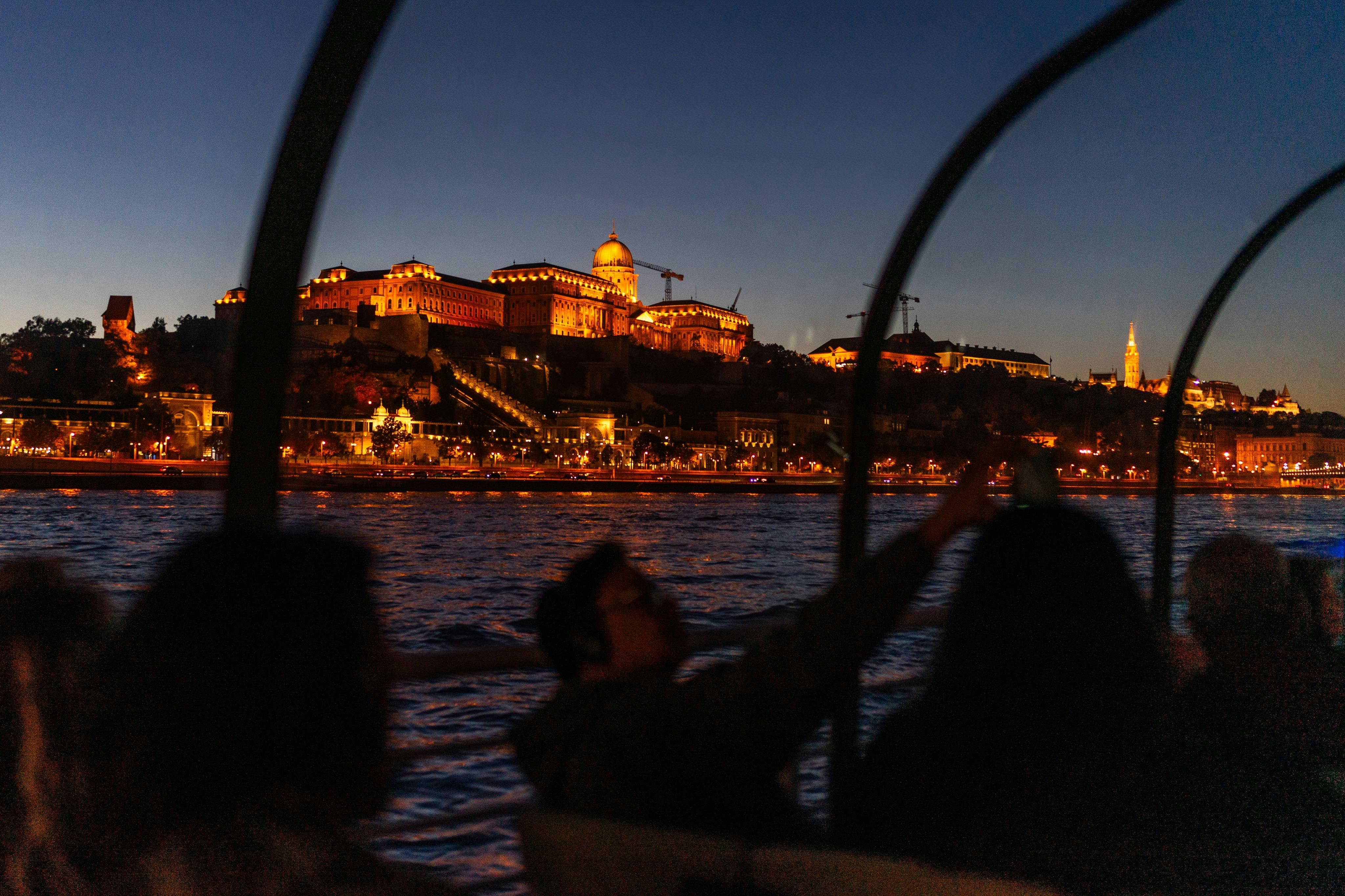 Budapest: Danube Evening Sightseeing Cruise + Audio Guide + 1 Drink 5
