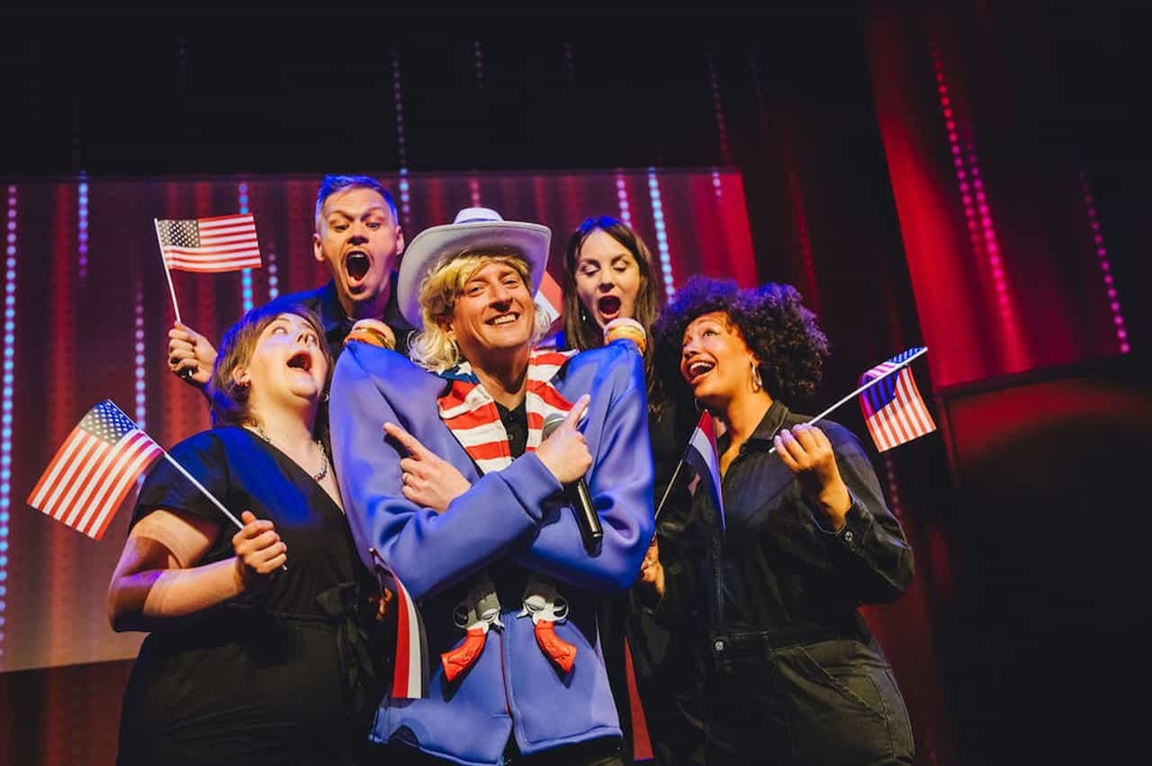 Το καστ του Boom με τα αμερικάνικα θεματικά κοστούμια τους