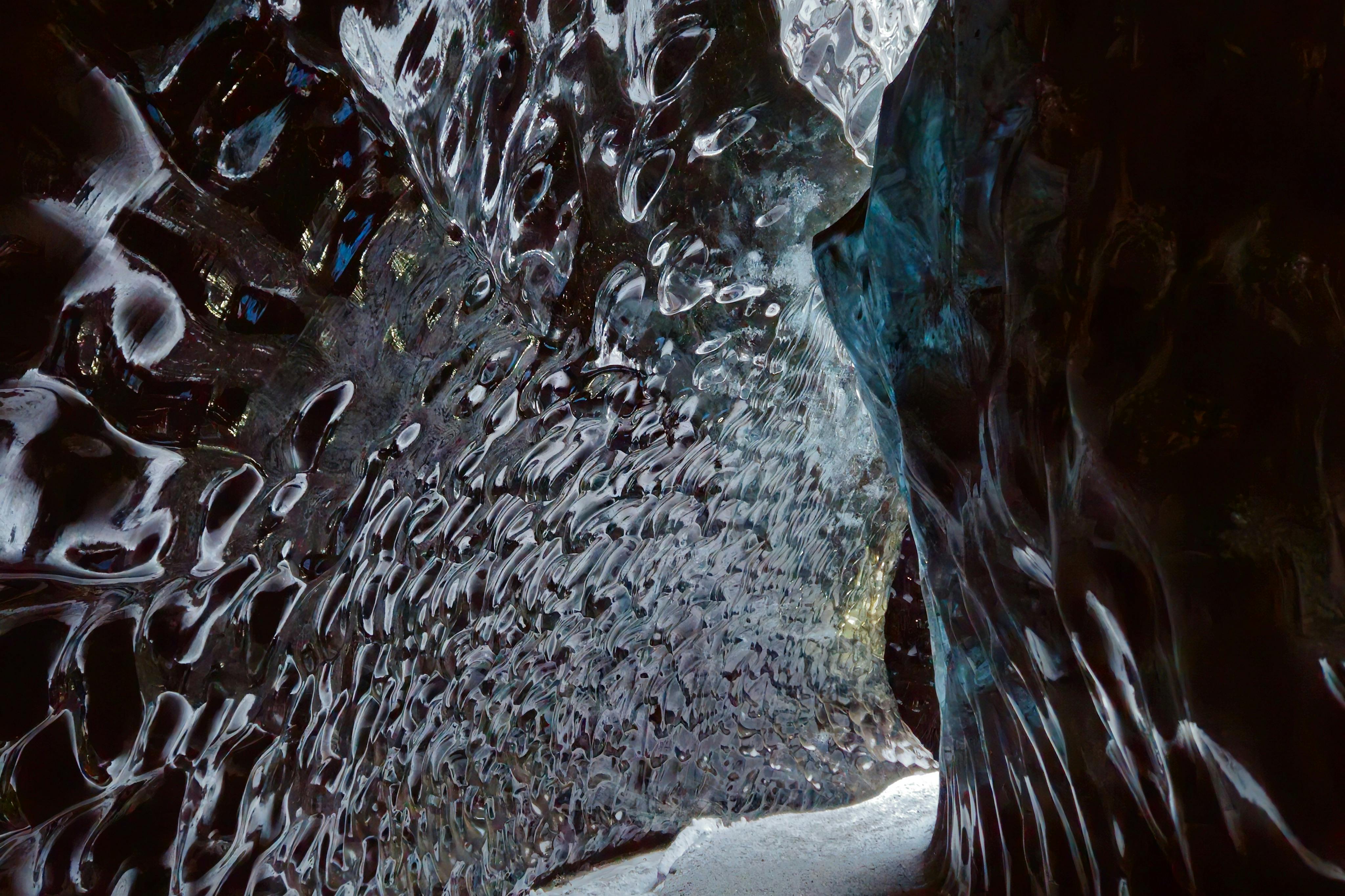 Los hermosos pasillos oscuros dentro de la cueva de hielo