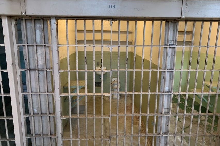Vězeňská cela v Alcatrazu