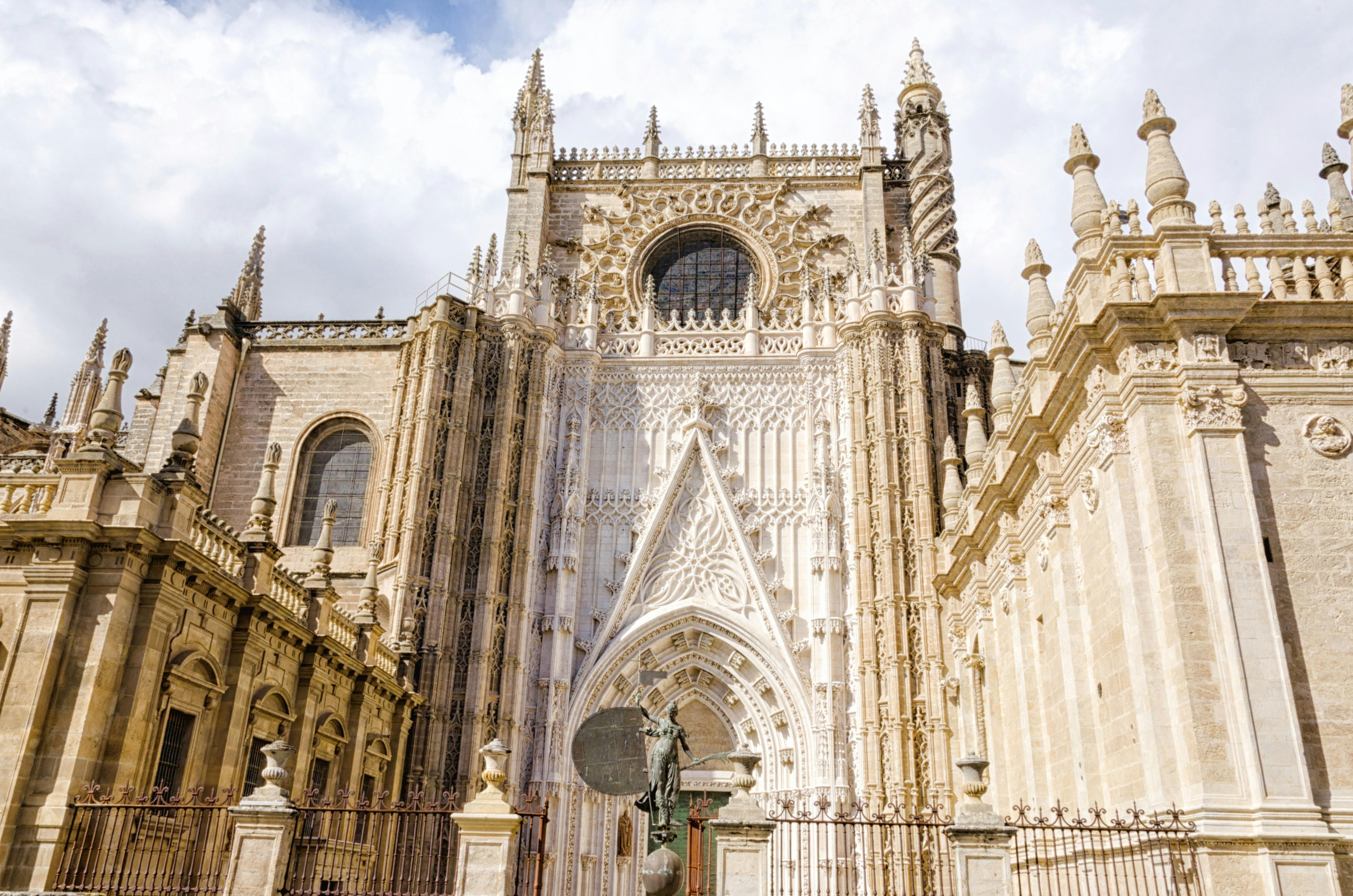 Kathedraal Van Sevilla, Giralda En El Salvadorkerk