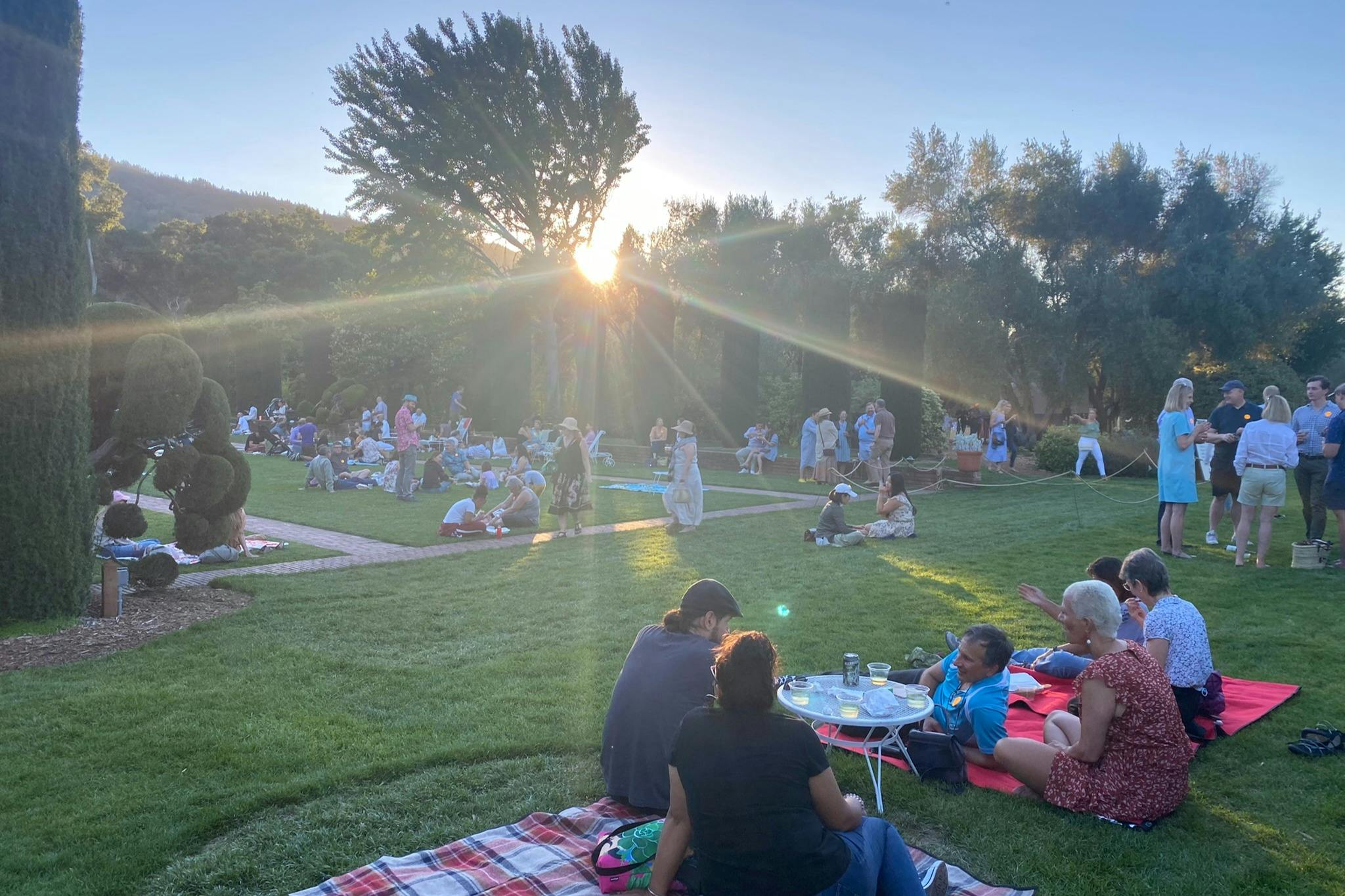 Zajdi si na skleničku a poslechni si živou hudbu u bazénu