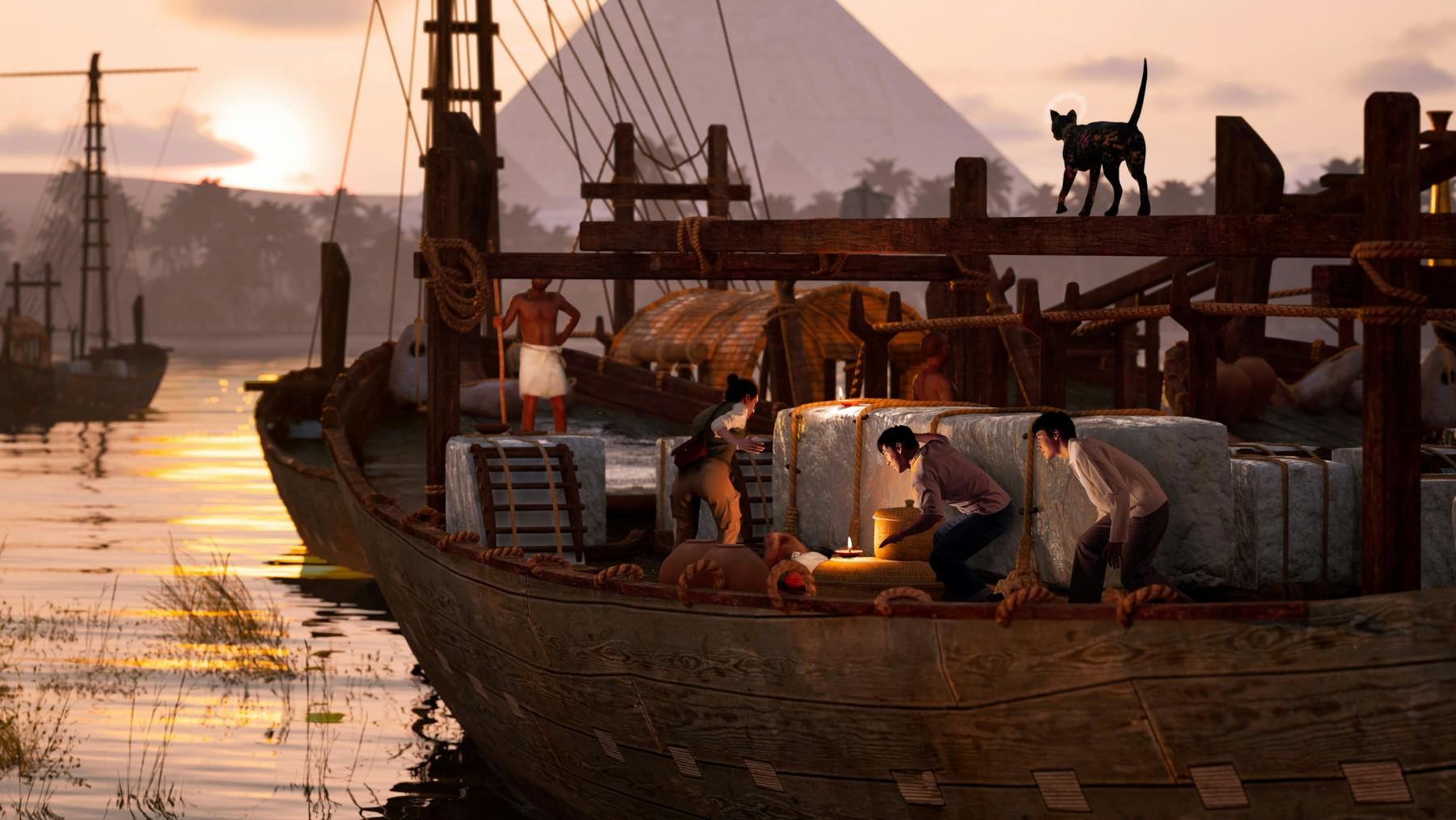 Persones que treballen en un vaixell de fusta, il·luminat per una llanterna, a prop de grans caixes amb una piràmide i un gat al fons.