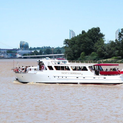 Bordeaux: Guided Cruise on the Garonne with a Drink and a Canelé