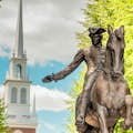 Paul Revere på sin Midnight Ride framför The Old North Church