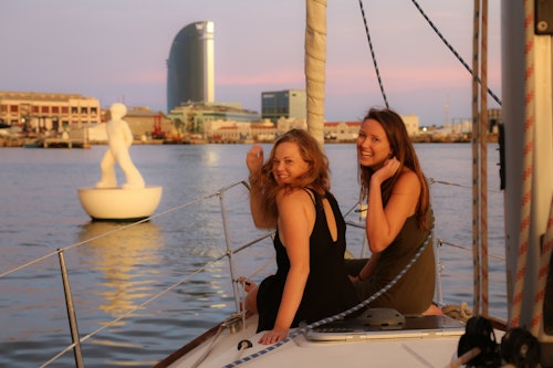 Barcelona: 2-Hr Sunset Sailing with Drinks and Snacks