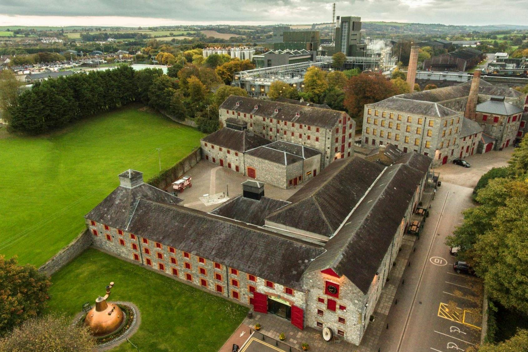 ΕΝΑΕΡΙΑ ΕΜΠΕΙΡΙΑ ΣΤΟ ΑΠΟΣΤΑΚΤΗΡΙΟ MIDLETON DISTILLERY