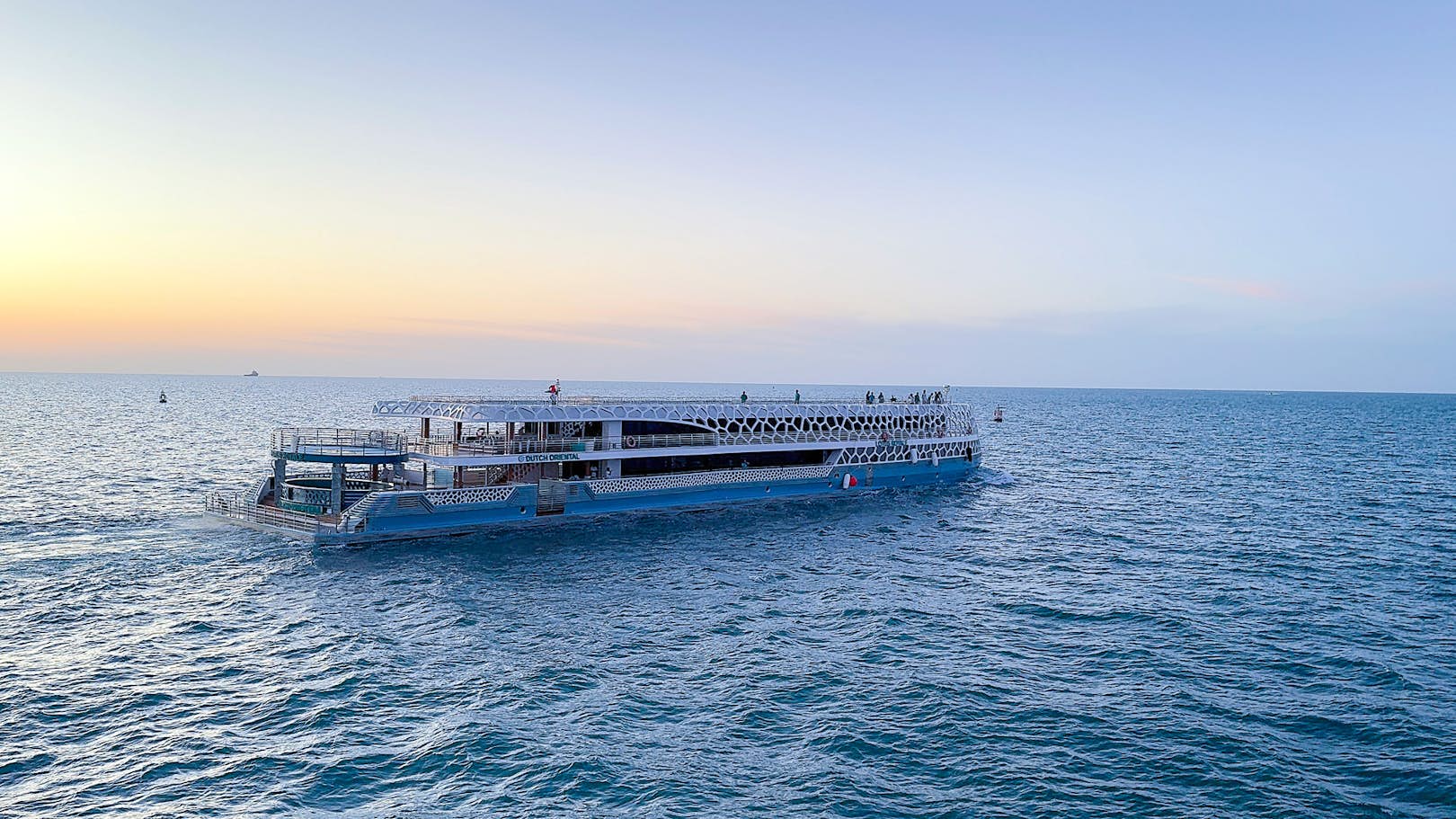 נוף המרינה של דובאי מהיאכטה