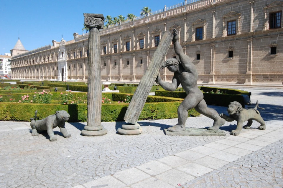 Hércules with lions and columns, one of the supplier's first stops.