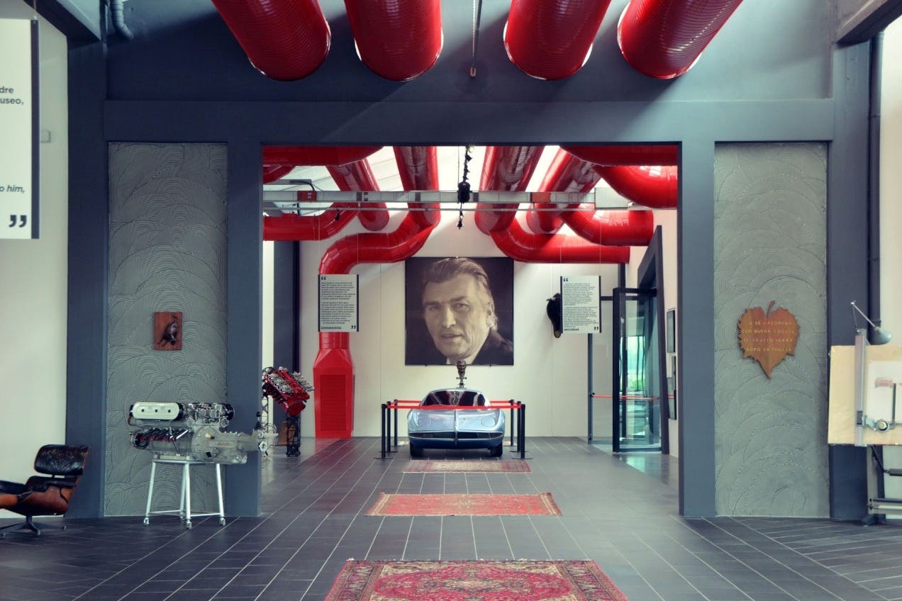 Τα παλιά αυτοκίνητα Lamborghini και ο πίνακάς του