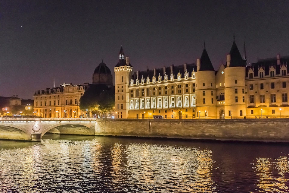 Conciergerie + Seine