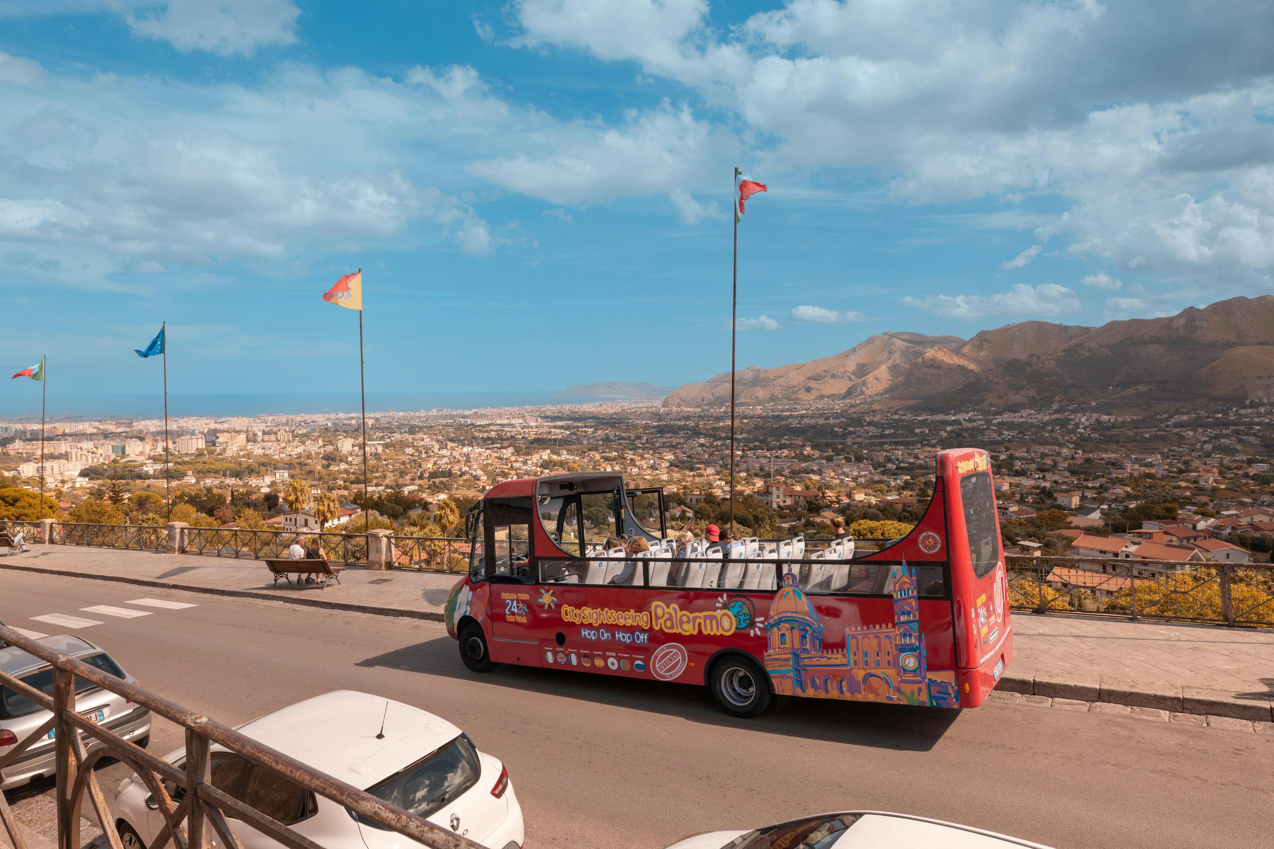 Un autobus turistico rosso scoperto con la scritta 