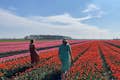 Fatti fotografare in uno dei campi di tulipani
